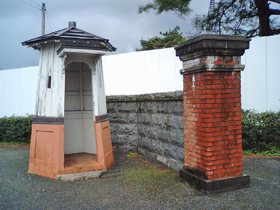 営門と歩哨舎